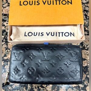 Gorgeous Authentic Louis Vuitton black Zippy Wallet
